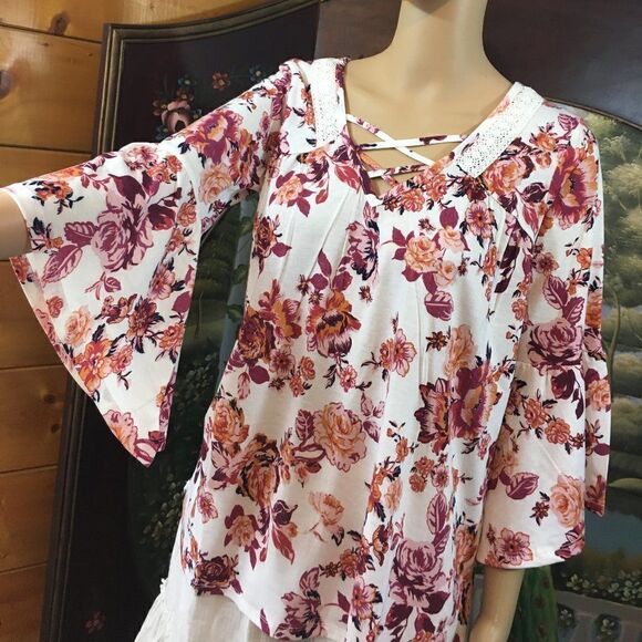 Woman's Flowered Flowy Bell Sleeved Blouse Sz. S - Picture 1 of 2